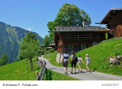 Familie auf Wanderung in den Alpen