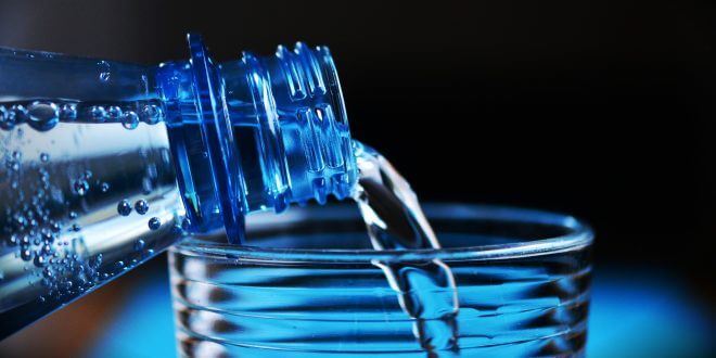 Wie die empfohlenen 2 Liter Wasser am Tag die Gesundheit fördern