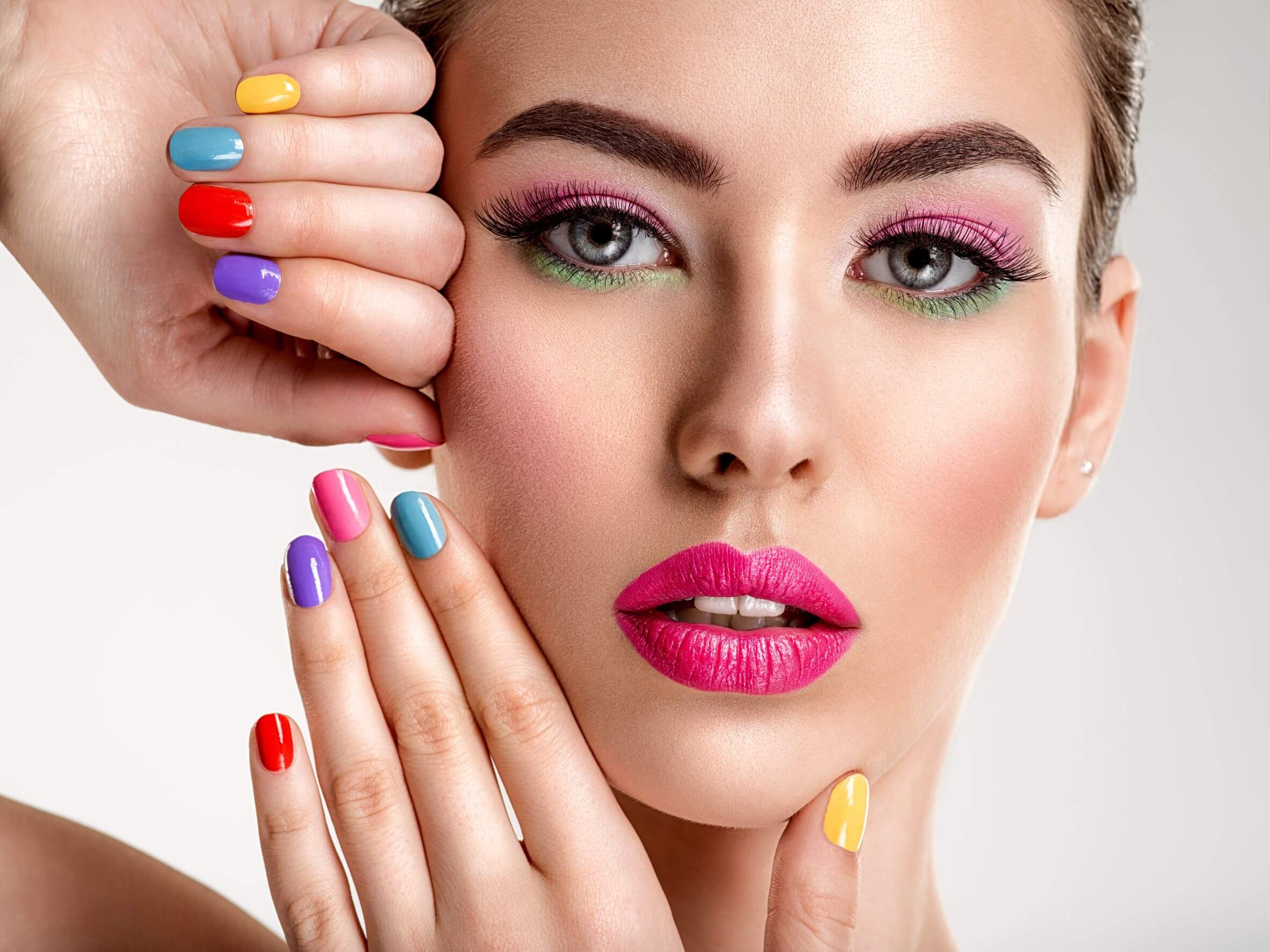 Welche farbigen Nagellacke du für die kommende Saison wählen solltest? Ratgeber DeLuXe!