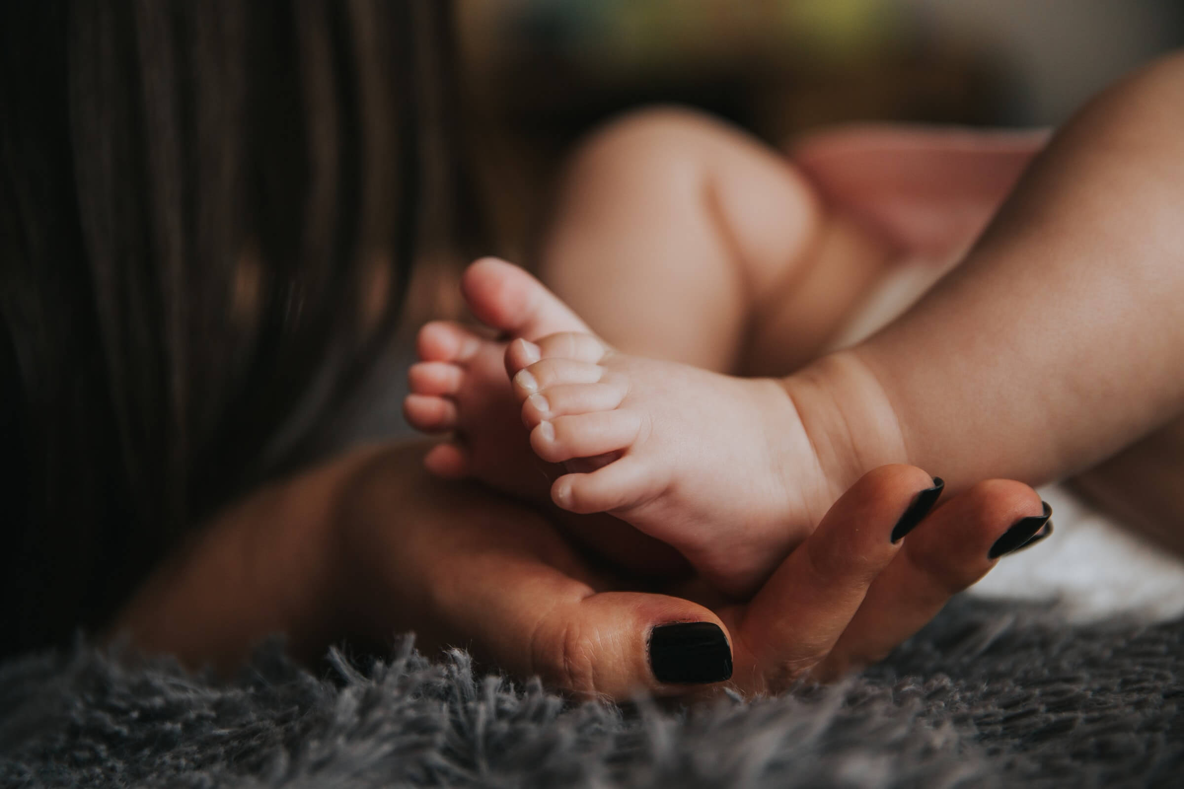Mama hält Babys Füße