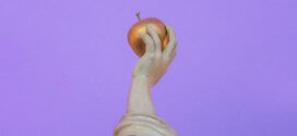 Skulptur mit Apfel in der Hand
