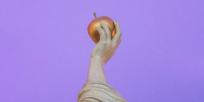Skulptur mit Apfel in der Hand