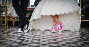 Hochzeitspaar in Chucks