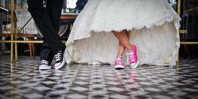 Hochzeitspaar in Chucks