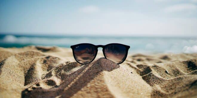 Strand Sonnenbrille Sommerurlaub 2024